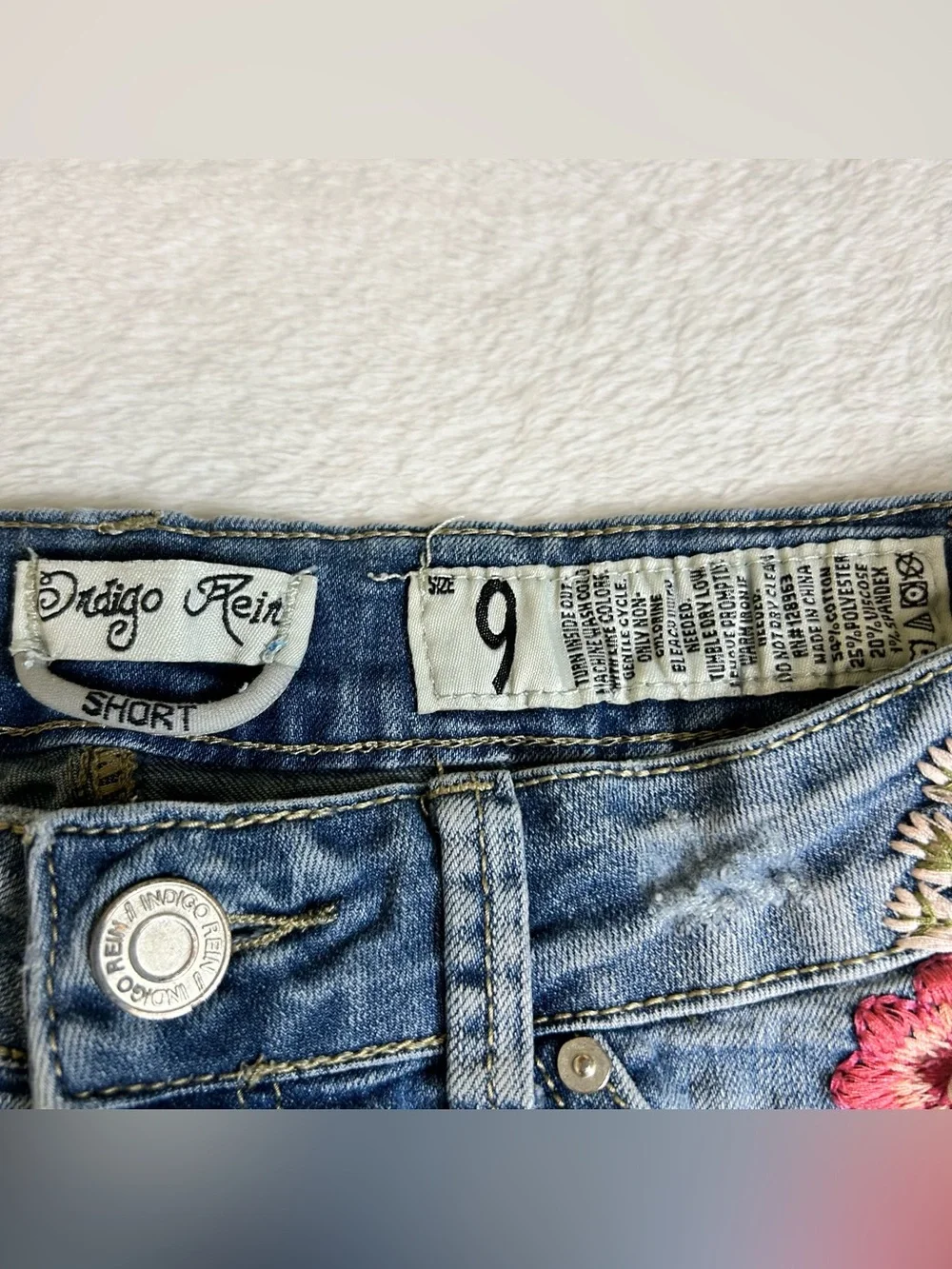 Indigo Rein Women's Shorts Size 9 Blue Denim Embroidered Floral Raw Hem